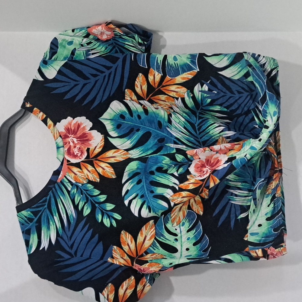 Love J Multicolor Flower  Short Sleeves Crop Top L
